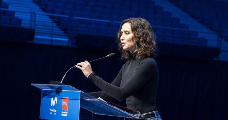 La presidenta de la Comunidad de Madrid, Isabel Díaz Ayuso, durante la visita a las instalaciones del pabellón de eventos Movistar Arena, a 2 de diciembre de 2025, en Madrid (España). El pabellón celebra el 20º aniversario de su reapertura.