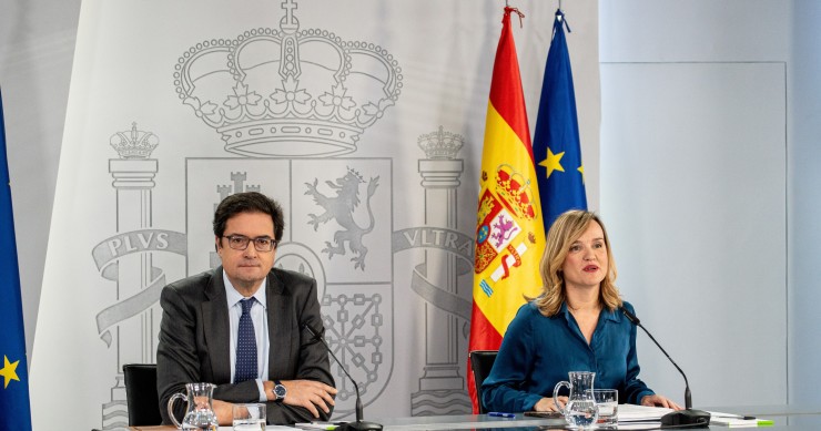 El ministro de Transformación Digital y Función Pública, Óscar López, y la ministra de Educación, Formación Profesional y Deportes y portavoz del Gobierno, Pilar Alegría, durante una rueda de prensa tras el Consejo de Ministros, en el Complejo de la Moncl