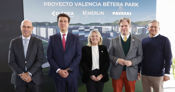 Director de Logística Merlin Properties, Luis Lázaro, CEO de Merlin Properties, Ismael Clemente, la alcaldesa de Bétera, Elia Verdevío, el CEO Pavasal, Álvaro Marchesi, y el CEO Clásica Urbana