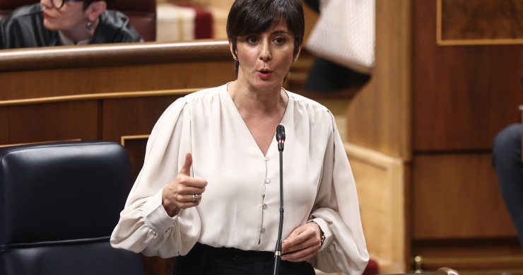 La ministra de Vivienda y Agenda Urbana, Isabel Rodríguez, interviene durante la sesión de control al Gobierno en el Congreso de los Diputados
