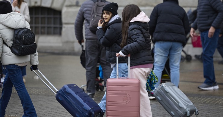 Varios turistas en el centro de la ciudad, a 4 de diciembre de 2025, en Madrid (España). 
