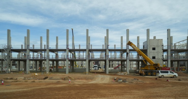 Acceso a la obra, durante una visita a la gigafactoría PowerCo, a 24 de noviembre de 2025, en Sagunto