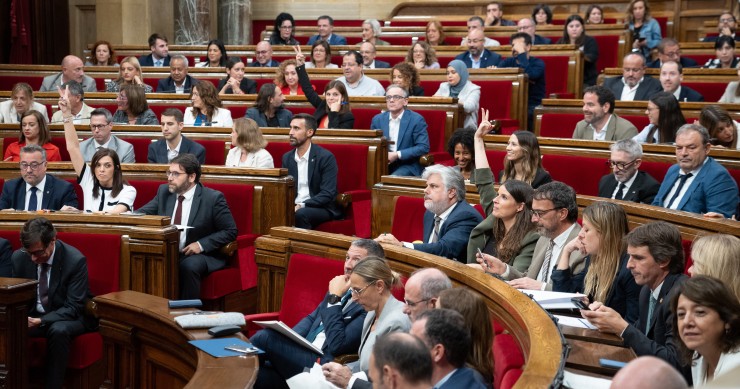 Archivo - Vista general durante una votación en un debate de Política General en el Parlament de Cataluña, a 10 de octubre de 2024, en Barcelona, Catalunya (España). 