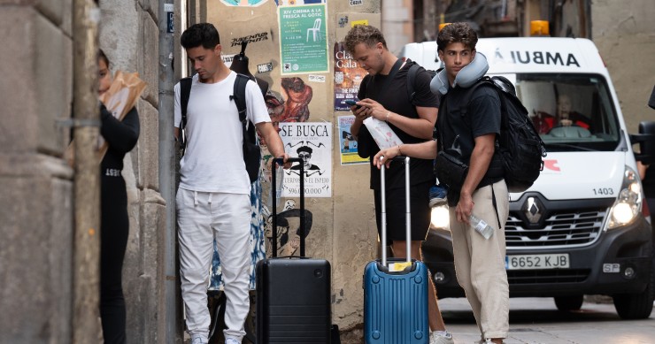 Archivo - Varias personas con maletas en el centro de Barcelona, a 17 de septiembre de 2024, en Barcelona, Catalunya (España)