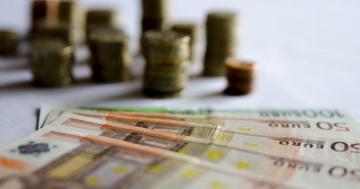 Archivo - Monedas y billetes de euro