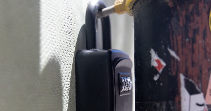 Archivo - Caja de seguridad para las llaves de una piso de alquiler turístico, a 17 de junio de 2024, en Madrid (España). 