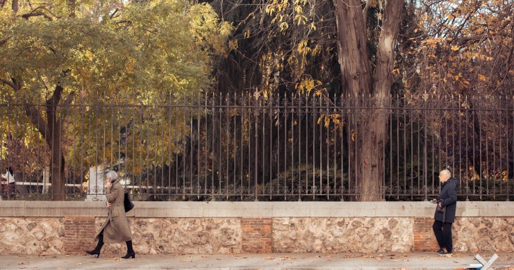Archivo - Dos personas ancianas caminando, en Madrid (España)