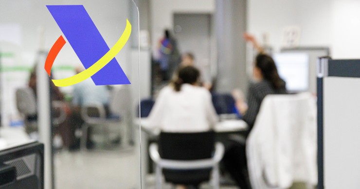 Archivo - Varias personas son atendidas en la Agencia Tributaria.