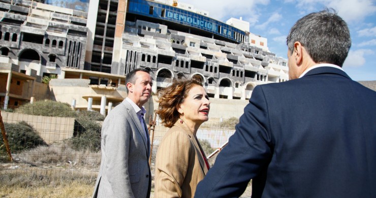 La vicepresidenta primera y ministra de Hacienda, María Jesús Montero, a su llegada al hotel de El Algarrobico en Carboneras (Almería) junto al subdelegado de Gobierno, José María Martín. 