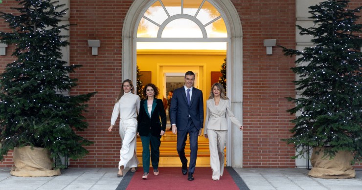 (I-D) La vicepresidenta tercera y ministra para la Transición Ecológica y el Reto Demográfico, Sara Aagesen; la vicepresidenta primera y ministra de Hacienda, María Jesús Montero; el presidente del Gobierno, Pedro Sánchez, y la vicepresidenta segunda y m
