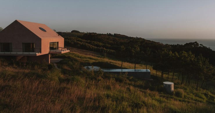 Casa Plaj se ubica en la localidad costera de Lourinhã, en Portugal, y se describe como una estructura “radicalmente sencilla”.