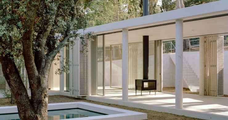 Amb vista a la badia d'Aiguablava, la Patio House s'alça com un habitatge d'una sola planta que s'articula completament al voltant d'un gran pati central.