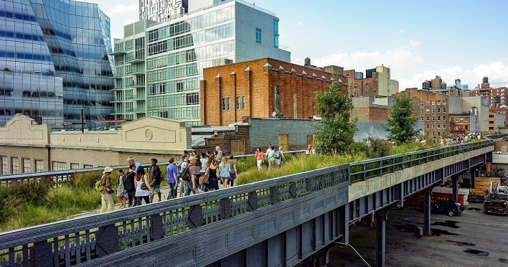 Primera sección del High Line sobre el cruce de la calle 18, con el edificio IAC de Frank Gehry al fondo.