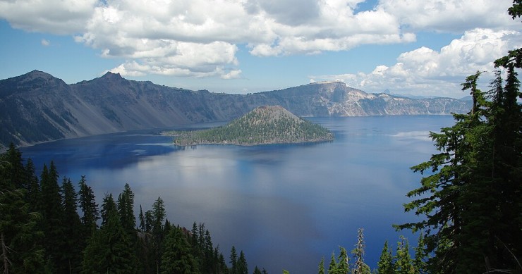 La Wizard Island se ubica en el interior del Crater Lake, en Oregón (Estados Unidos).