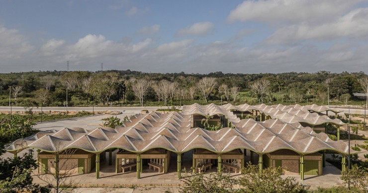 El Mercado Nicolás Bravo está ubicado en Quintana Roo (Yucatán, México) y su apertura ha creado un espacio capaz de articular la vida diaria de una población de menos de 5.000 habitantes.