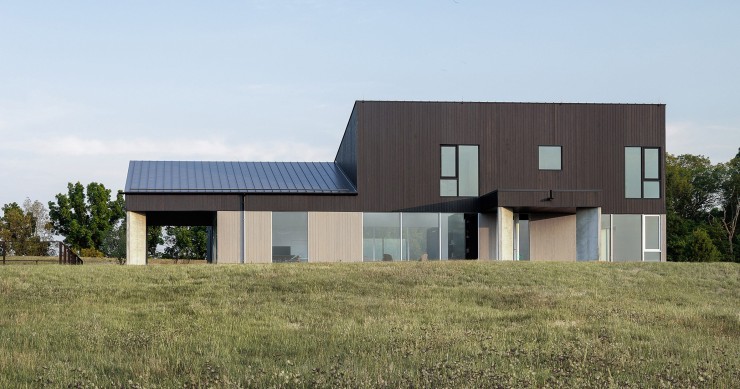 Stanfordville House reinterpreta la silueta de las construcciones agrícolas tradicionales para transformarlas en una construcción moderna.