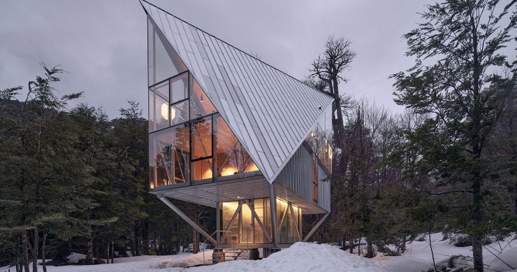 La Steel House, situada en la costa central de Chile, se concibe como una estructura liviana que minimiza su impacto sobre el paisaje al elevar toda la vivienda.