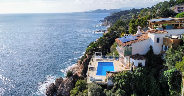 Increíble villa en un acantilado de la Costa Brava