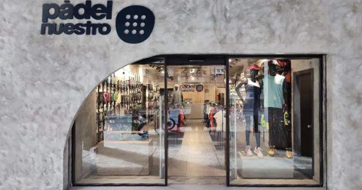 Pàdel El nostre relleva a Tesla: es marca un punt i obre 'flagship' al centre de Barcelona