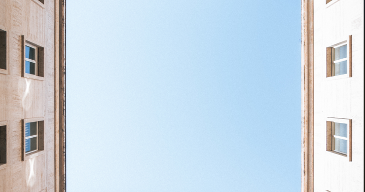 ¿Se puede cubrir patio de luces? Esto dice la ley