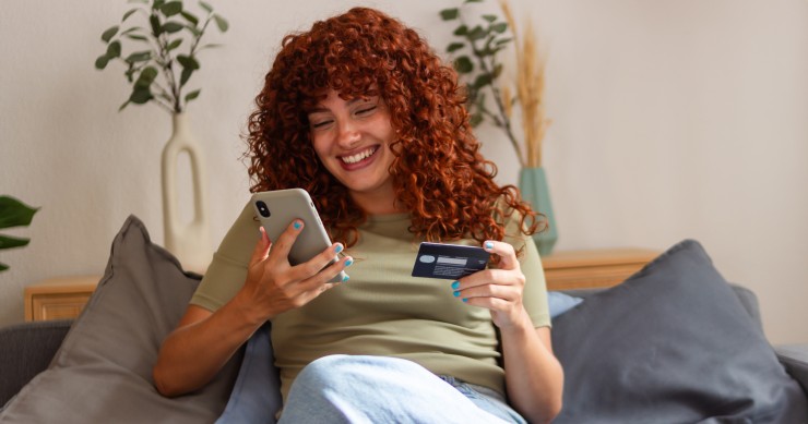 Mujer comprando online con su tarjeta
