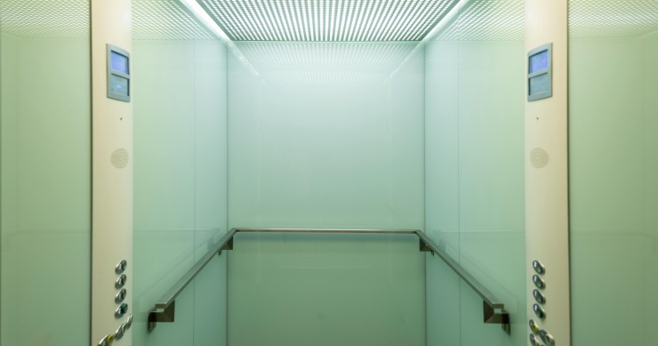 Interior de un ascensor instalado en un edificio antiguo