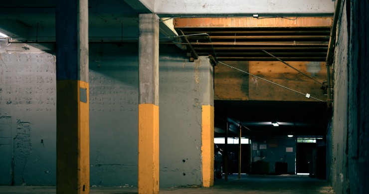 Muro construido en una plaza de garaje