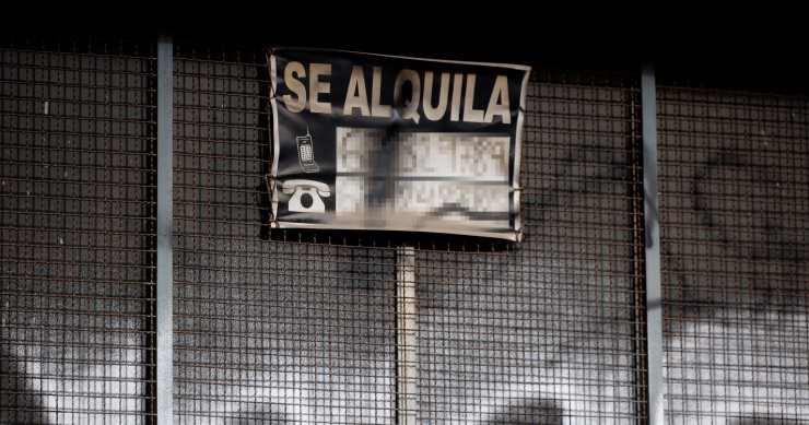 Archivo - Un cartel anuncia un alquiler, a 9 de enero de 2024, en Madrid (España). 