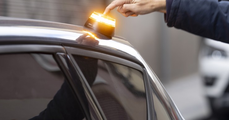 Archivo - Baliza V16 de emergencia para vehículos