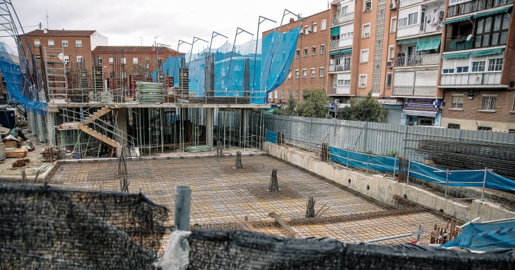 Archivo - Vista general de una obra, en construcción