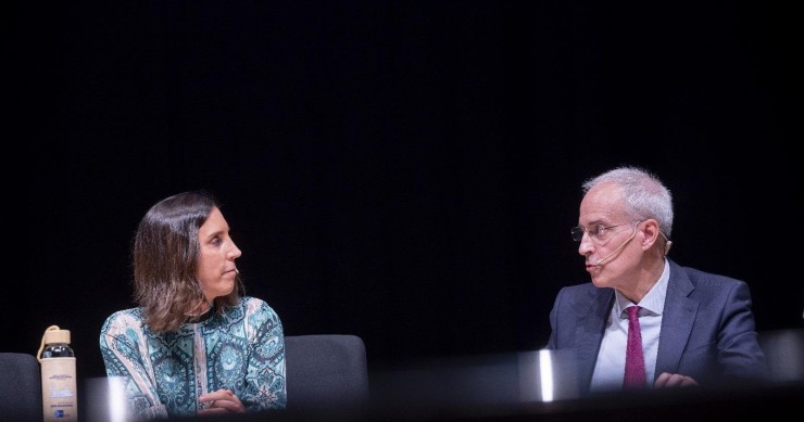 Archivo - El secretario de Estado de Hacienda, Jesús Gascón, y la presidenta de la Asociación de Inspectores del Estado, Ana de la Herrán, en el Congreso del colectivo en Salamanca.