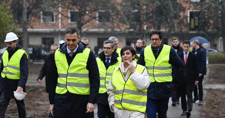 El ministro de la Presidencia, Félix Bolaños, el presidente del Gobierno, Pedro Sánchez, la ministra de Vivienda, Isabel Rodríguez, y el ministro para la Transformación Digital, Óscar López, durante el acto de demolición de los primeros edificios del acua