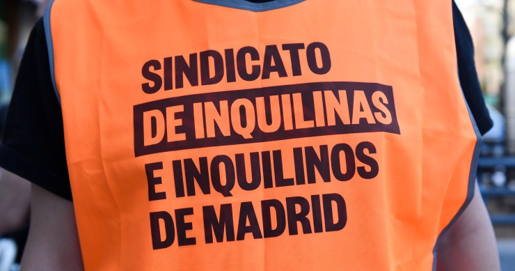 Archivo - Un voluntario del Sindicato de Inquilinas e Inquilinos participa en una de las siete movilizaciones por el derecho a la vivienda, a 18 de abril de 2023, en Madrid (España). 