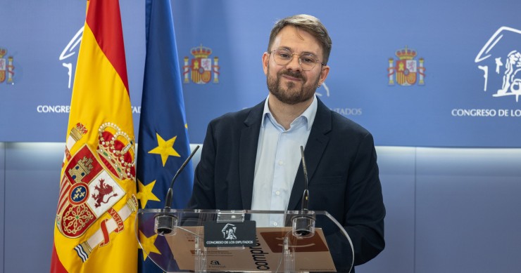 Archivo - El diputado de Sumar Alberto Ibáñez durante una rueda de prensa, en el Congreso de los Diputados, a 9 de diciembre de 2025, en Madrid (España).
