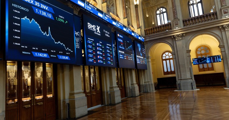 Archivo - Un panel informativo en el Palacio de la Bolsa de Madrid, a 17 de octubre de 2025, en Madrid (España).