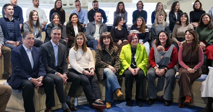 El presidente del Gobierno, Pedro Sánchez, acompañado por el ministro de Agricultura, Luis Planas, durante el acto de presentación de las medidas para facilitar el acceso a la actividad agraria, en el iHub La Vega Innova 