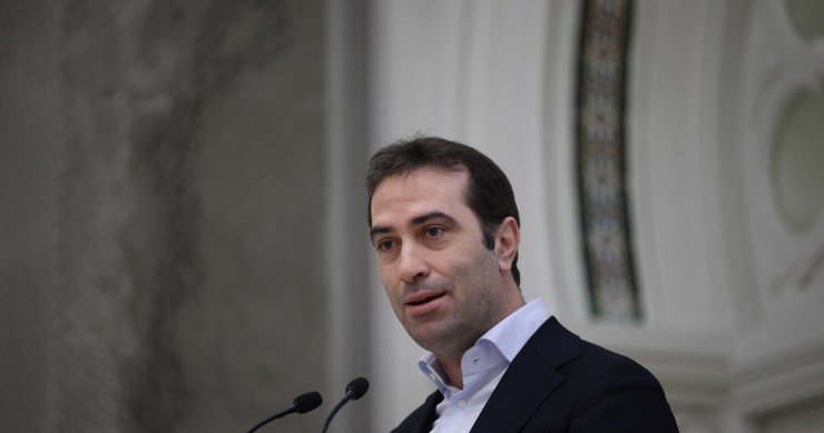 El ministro de Economía, Comercio y Empresa, Carlos Cuerpo, durante la firma del convenio de colaboración entre el Ministerio de Educación, Formación Profesional y Deportes y el Plan de Educación Financiera, en el Banco de España, a 16 de enero de 2026, e