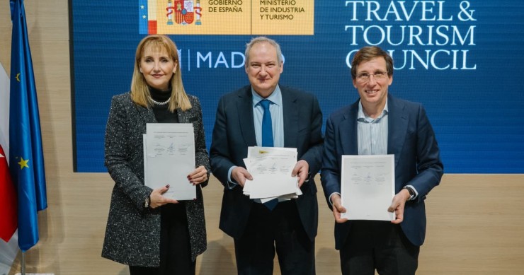 La presidenta de WTTC, Gloria Guevara; el ministro de Industria y Turismo, Jordi Hereu, y el alcalde de Madrid, José Luis Martínez-Almeida.