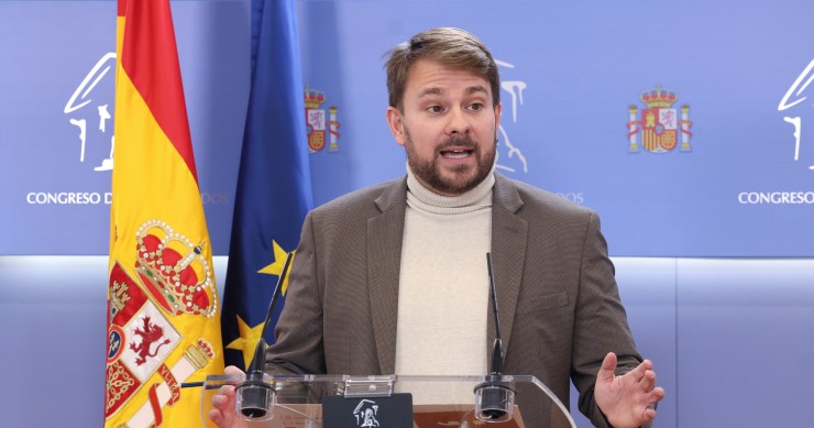 El diputado de Sumar Alberto Ibáñez durante una rueda de prensa, en el Congreso de los Diputados, a 13 de enero de 2025, en Madrid (España).
