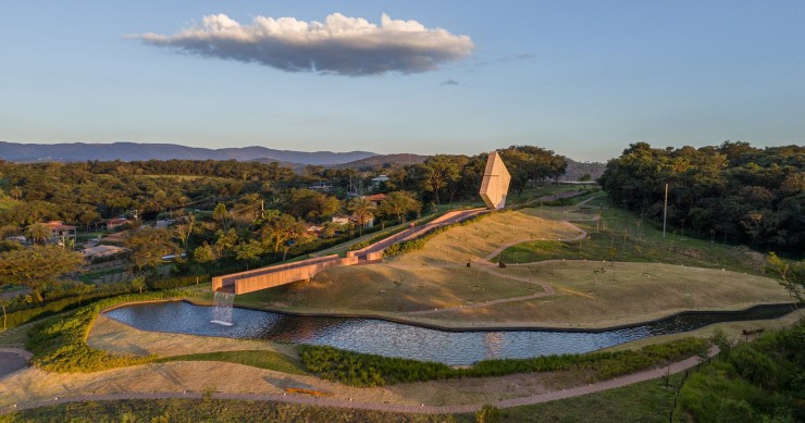 El Memorial Brumadinho se sitúa en una zona rural próxima a la ciudad homónima, en el lugar donde colapsó una presa minera en 2019.