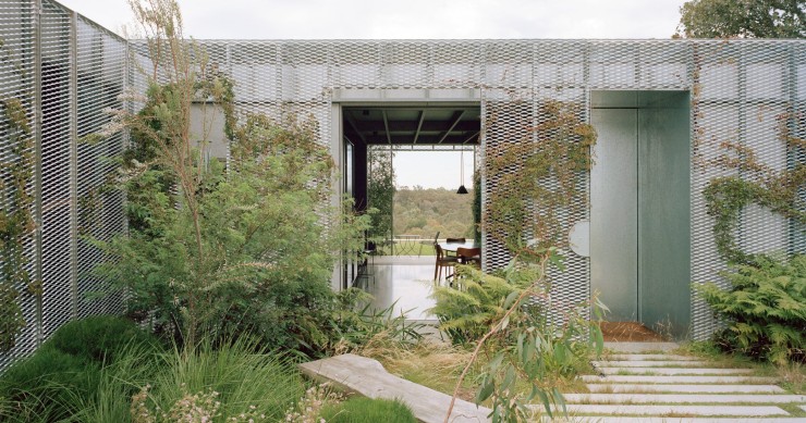 Hedge and Arbour House es una vivienda que se oculta tras un espeso seto en un terreno verde de las afueras de Melbourne.