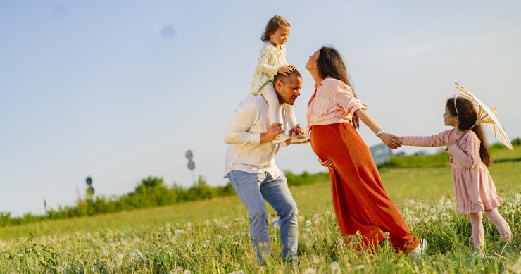Familia numerosa con un hijo en camino