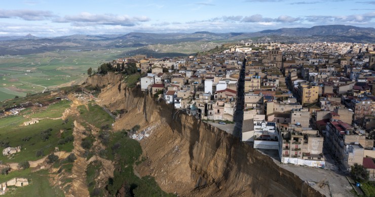 La localidad de Niscemi, en la cima de una colina, en la isla italiana de Sicilia