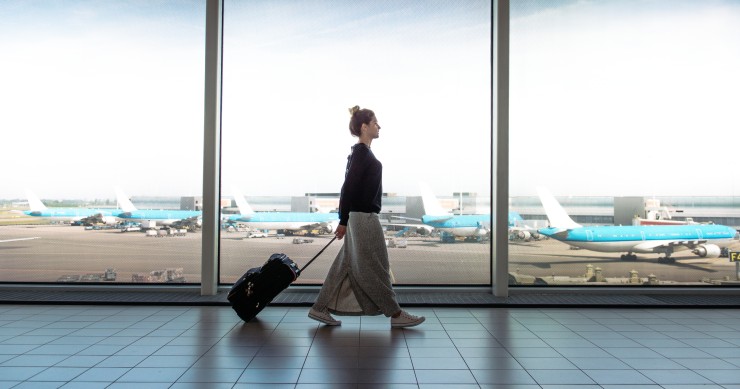 Una mujer en un aeropuerto con su equipaje
