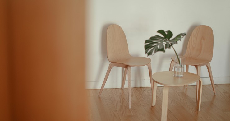 Dos sillas y una mesa de madera en una vivienda alquilada