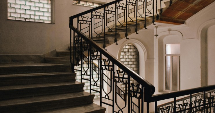 Escalera en un edificio de viviendas