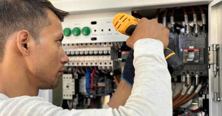 Electricista revisando un cuadro eléctrico