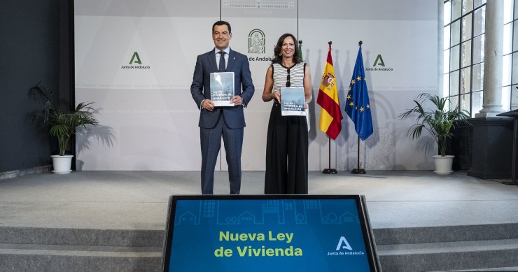 El presidente de la Junta de Andalucía, Juanma Moreno, y la consejera de Vivienda, Rocío Díaz