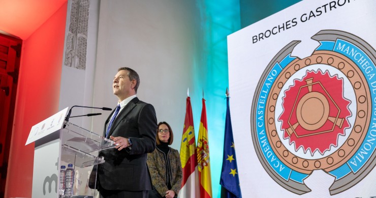El presidente de Castilla-La Mancha, Emiliano García-Page, entrega los Broches Gastronómicos del Medio Rural.