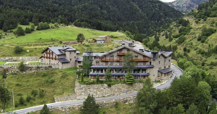 Sale a la venta un hotel con más de 50 años de historia junto a Andorra por 14 millones